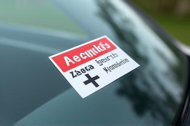 Physische Vignette korrekt auf einer Windschutzscheibe angebracht